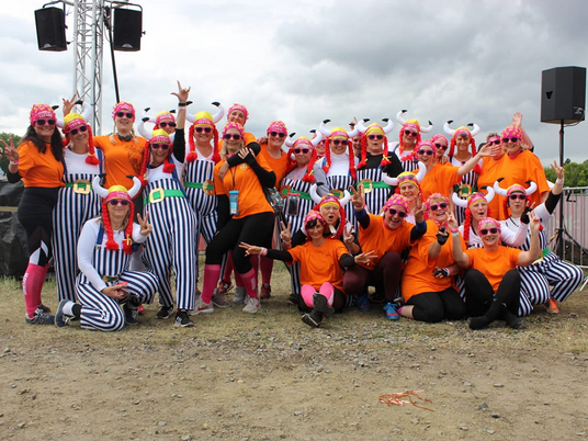 Muddy Angel Run | Schön sauber vor dem Lauf - in Orange das Team aus Rüdersdorf, im Obelix-Kostüm die Frauen aus Elstal.
