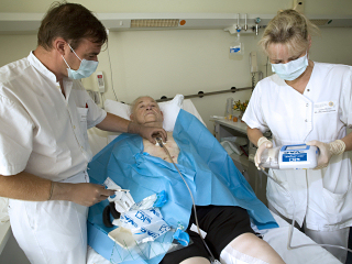 Immanuel Klinikum Bernau Herzzentrum Brandenburg - Pressemitteilung - (Lebens-)Qualität durch Innovation - Nachsorge durch den Oberarzt am Krankenbett eines Patienten