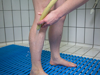 Immanuel Klinik Berlin | Naturheilkunde| Beine eines Patienten werden mit Wasser aus Schlauch behandelt