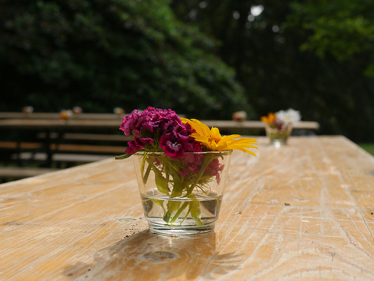 Immanuel Krankenhaus Berlin | Bereit für die Gäste: Mit Blumen dekorierte Tische im Park.