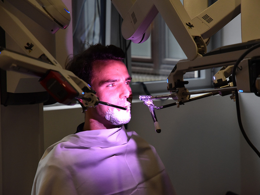 Albertinen Krankenhaus | Nachrichten | Bartrasur mit dem „Da Vinci“ Operationssystem | Movember | Männergesundheit