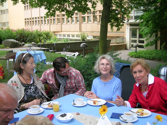 Diakonie-Hospiz Wannsee - Nachricht - Feierliche Verabschiedung von Renate Malchow als Ehrenamtliche - Teamsitzung an der Kaffeetafel
