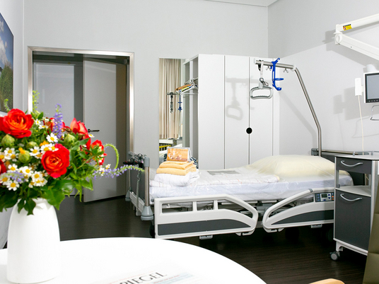 Immanuel Krankenhaus Berlin | Die sanierten Zimmer: funktional, modern und wohnlich zugleich.