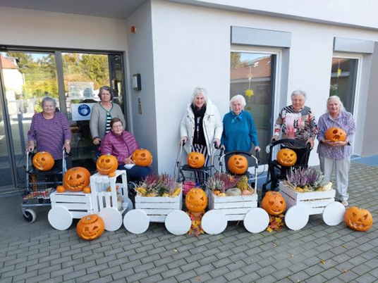 Immanuel Seniorenezenturm Elstal - Nachrichten - Kürbiswoche in Elstal - Bewohnerinnen mit dekorierten Kürbissen