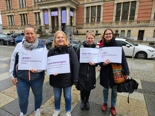 Immanuel Beratung - Nachrichten - Schwangerenberatungen protestieren gegen geplante Kürzungen - Mitarbeiterinnen vor dem Berlin Abgeordnetetenhaus